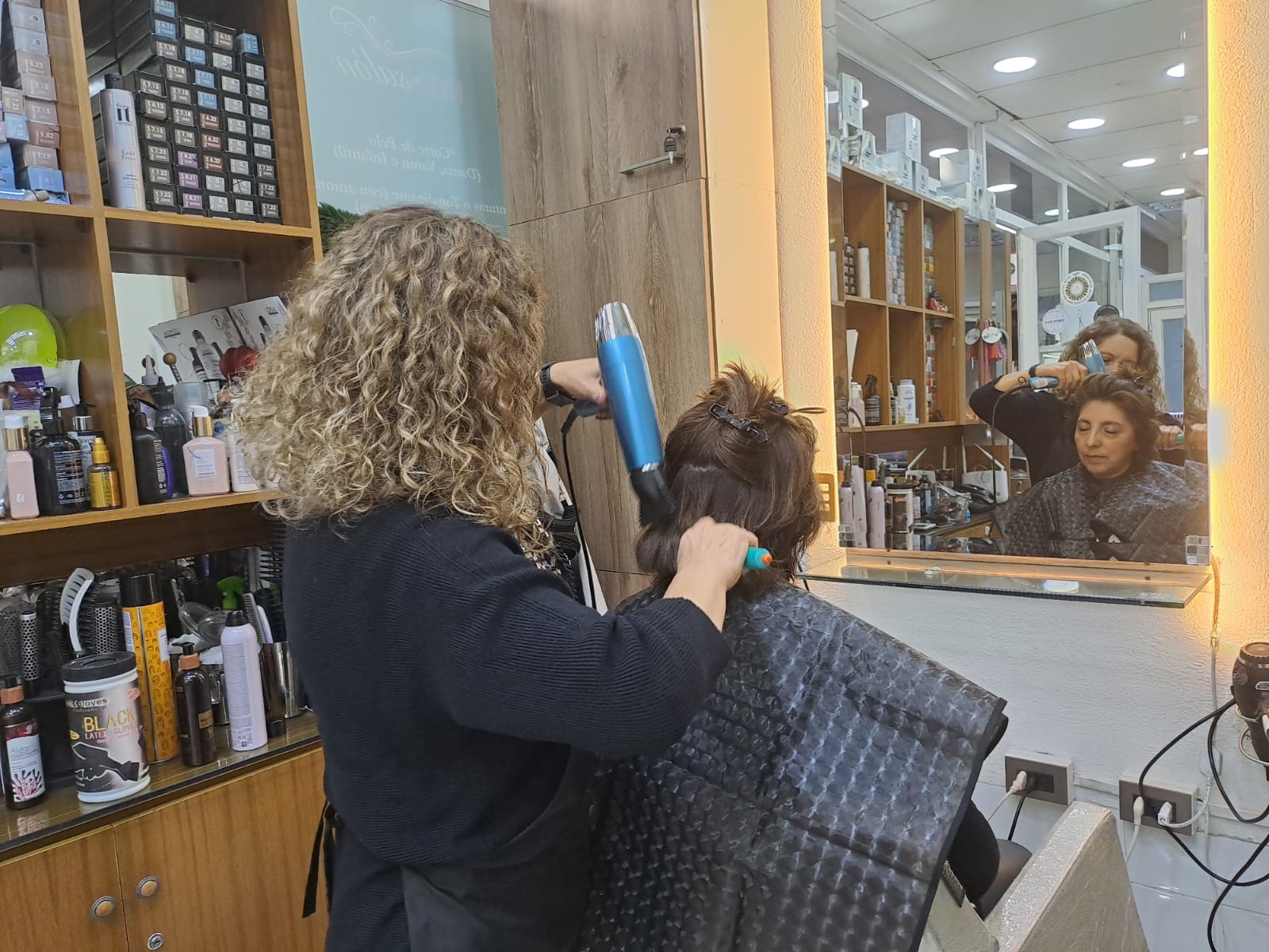 Salón de belleza en Temuco: estilista trabajando en coloración profesional
